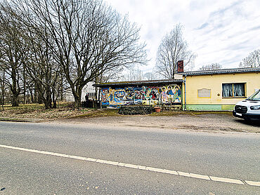 N26-02-009: an der L30 (neben Nr. 24 a)
	18516 Süderholz